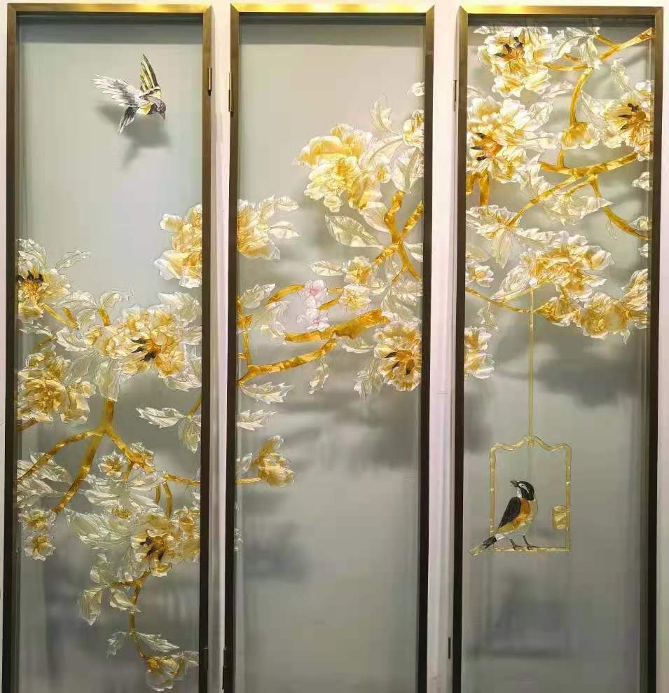 鹊登春。三联屏风